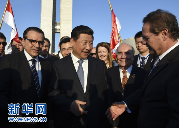 7月16日，國家主席習(xí)近平在巴西利亞會(huì)見巴西參議長(zhǎng)卡列羅斯（前右）和眾議長(zhǎng)阿爾維斯（前左）。 新華社記者 李學(xué)仁 攝 