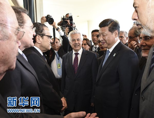 7月16日，國家主席習(xí)近平在巴西利亞會(huì)見巴西參議長(zhǎng)卡列羅斯和眾議長(zhǎng)阿爾維斯。這是兩院議長(zhǎng)迎接習(xí)近平主席，并介紹議員代表。 新華社記者李學(xué)仁 攝 