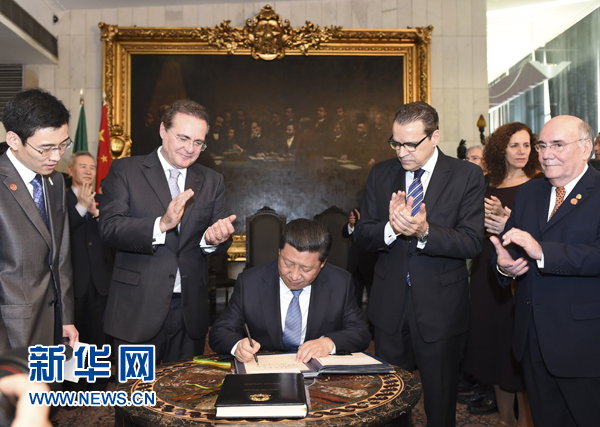 7月16日，國家主席習(xí)近平在巴西利亞會(huì)見巴西參議長(zhǎng)卡列羅斯（前排左二）和眾議長(zhǎng)阿爾維斯（前排右二）。這是習(xí)近平應(yīng)邀為參眾兩院題詞。新華社記者 李學(xué)仁 攝 