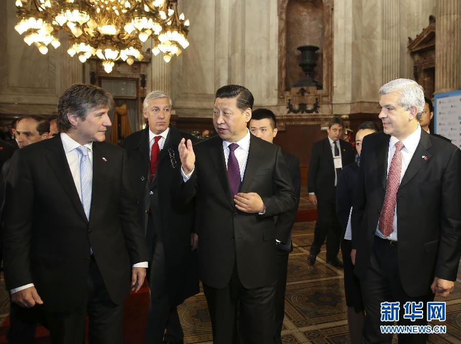 當(dāng)?shù)貢r間7月19日，國家主席習(xí)近平在布宜諾斯艾利斯會見阿根廷副總統(tǒng)兼參議長布杜（前左）和眾議長多明格斯（前右）。 新華社記者丁林?jǐn)z 