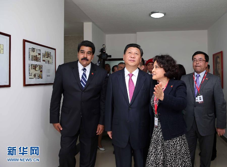 當(dāng)?shù)貢r(shí)間7月21日，國(guó)家主席習(xí)近平在委內(nèi)瑞拉總統(tǒng)馬杜羅陪同下在加拉加斯參觀蒂烏娜社會(huì)住房項(xiàng)目。 新華社記者 蘭紅光 攝