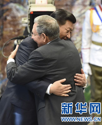 當(dāng)?shù)貢r間7月22日，國家主席習(xí)近平在哈瓦那接受古巴政府授予的&ldquo;何塞&middot;馬蒂&rdquo;勛章。古巴國務(wù)委員會主席兼部長會議主席勞爾&middot;卡斯特羅為習(xí)近平佩戴勛章。新華社記者馬占成攝