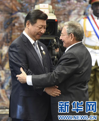 當(dāng)?shù)貢r間7月22日，國家主席習(xí)近平在哈瓦那接受古巴政府授予的&ldquo;何塞&middot;馬蒂&rdquo;勛章。古巴國務(wù)委員會主席兼部長會議主席勞爾&middot;卡斯特羅為習(xí)近平佩戴勛章。新華社記者馬占成攝