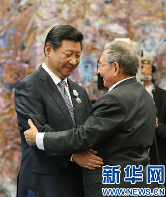 當(dāng)?shù)貢r間7月22日，國家主席習(xí)近平在哈瓦那接受古巴政府授予的&ldquo;何塞&middot;馬蒂&rdquo;勛章。古巴國務(wù)委員會主席兼部長會議主席勞爾&middot;卡斯特羅為習(xí)近平佩戴勛章。新華社記者劉衛(wèi)兵攝