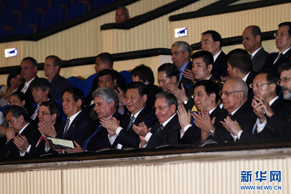      出當(dāng)?shù)貢r間7月22日，國家主席習(xí)近平在哈瓦那與古巴國務(wù)委員會主席兼部長會議主席勞爾&middot;卡斯特羅共同觀看中古芭蕾舞聯(lián)合演出。新華社記者李學(xué)仁攝 