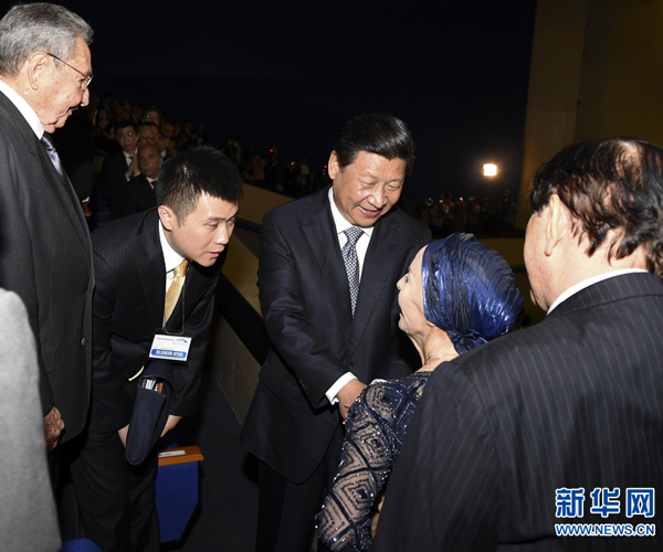     當(dāng)?shù)貢r間7月22日，國家主席習(xí)近平在哈瓦那與古巴國務(wù)委員會主席兼部長會議主席勞爾&middot;卡斯特羅共同觀看中古芭蕾舞聯(lián)合演出。新華社記者李學(xué)仁攝 