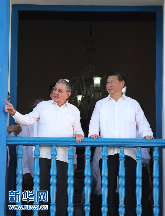 這是習(xí)近平在勞爾陪同下參觀圣地亞哥市政府時(shí)一同走上二層陽臺(tái)。1959年1月1日，菲德爾&middot;卡斯特羅就是站在這里宣布古巴革命勝利。新華社記者蘭紅光 攝 