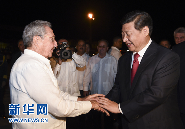 當(dāng)?shù)貢r(shí)間7月23日，國家主席習(xí)近平結(jié)束對古巴的訪問，離開圣地亞哥，啟程回國。這是古巴國務(wù)委員會(huì)主席兼部長會(huì)議主席勞爾&middot;卡斯特羅到機(jī)場為習(xí)近平送行。新華社記者 李學(xué)仁 攝 