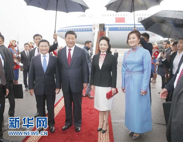 8月21日，國家主席習(xí)近平抵達烏蘭巴托，開始對蒙古國進行國事訪問。習(xí)近平和夫人彭麗媛在機場受到蒙古國總理阿勒坦呼亞格夫婦熱情迎接。新華社記者鞠鵬攝 