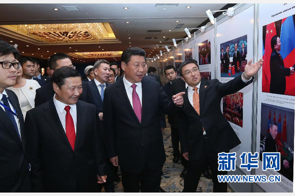 8月22日，國(guó)家主席習(xí)近平在烏蘭巴托與蒙古國(guó)總理阿勒坦呼亞格共同出席中蒙經(jīng)貿(mào)合作回顧展開幕式。 新華社記者 龐興雷 攝 