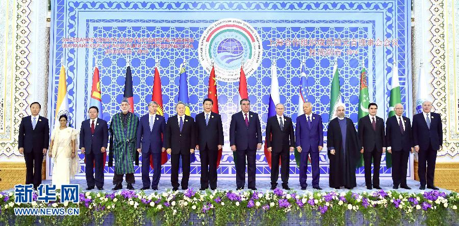 9月12日，上海合作組織成員國元首理事會第十四次會議在塔吉克斯坦首都杜尚別舉行。國家主席習(xí)近平出席會議并發(fā)表重要講話。這是與會成員國元首、觀察員國領(lǐng)導(dǎo)人或代表、主席國客人以及有關(guān)國際和地區(qū)組織代表集體合影。新華社記者李濤攝 
