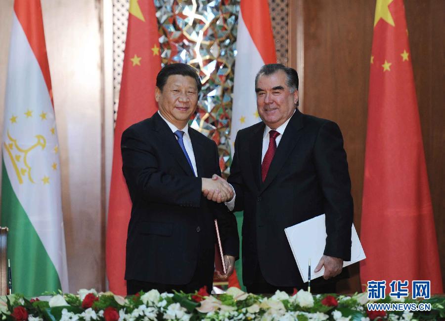 9月13日，國(guó)家主席習(xí)近平和塔吉克斯坦總統(tǒng)拉赫蒙在杜尚別共同簽署《中塔關(guān)于進(jìn)一步發(fā)展和深化戰(zhàn)略伙伴關(guān)系的聯(lián)合宣言》。新華社記者謝環(huán)馳攝 