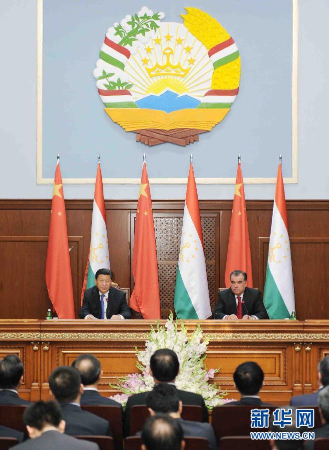 9月13日，國(guó)家主席習(xí)近平同塔吉克斯坦總統(tǒng)拉赫蒙在杜尚別共同會(huì)見記者。 新華社記者謝環(huán)馳攝