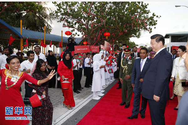 9月14日，國家主席習近平抵達馬累，開始對馬爾代夫進行國事訪問。習近平和夫人彭麗媛在機場受到馬爾代夫總統(tǒng)亞明夫婦的熱情迎接。 新華社記者 鞠鵬 攝