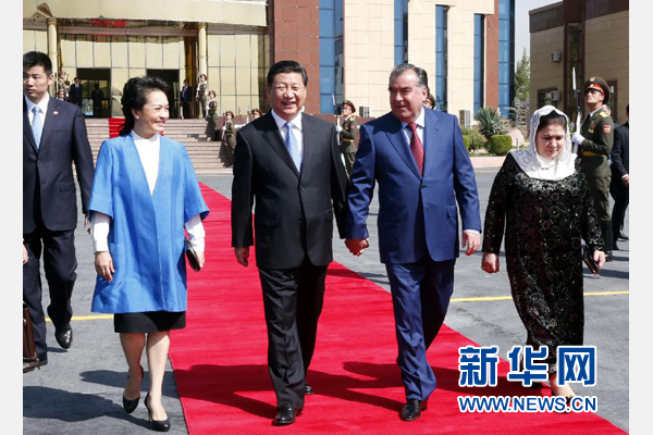 9月14日，國家主席習(xí)近平結(jié)束對塔吉克斯坦的國事訪問，乘坐專機離開杜尚別。拉赫蒙總統(tǒng)夫婦專程到機場為習(xí)近平和夫人彭麗媛送行。新華社記者 鞠鵬 攝 