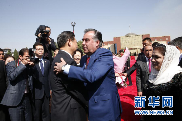 9月14日，國家主席習(xí)近平結(jié)束對塔吉克斯坦的國事訪問，乘坐專機離開杜尚別。拉赫蒙總統(tǒng)夫婦專程到機場為習(xí)近平和夫人彭麗媛送行。新華社記者 鞠鵬 攝 