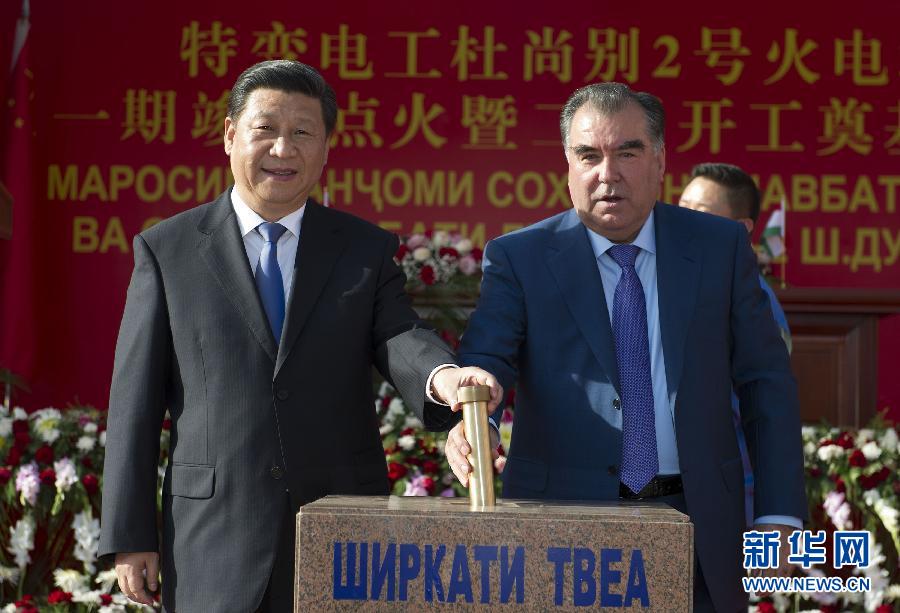 9月13日，國家主席習(xí)近平和塔吉克斯坦總統(tǒng)拉赫蒙在杜尚別共同出席中塔兩國重大合作項目&mdash;&mdash;杜尚別2號熱電廠一期工程竣工儀式、二期工程開工儀式。這是習(xí)近平和拉赫蒙一同將裝有兩國元首簽名二期工程奠基紀念頁的金色金屬管放入水泥墩中。 新華社記者黃敬文攝 