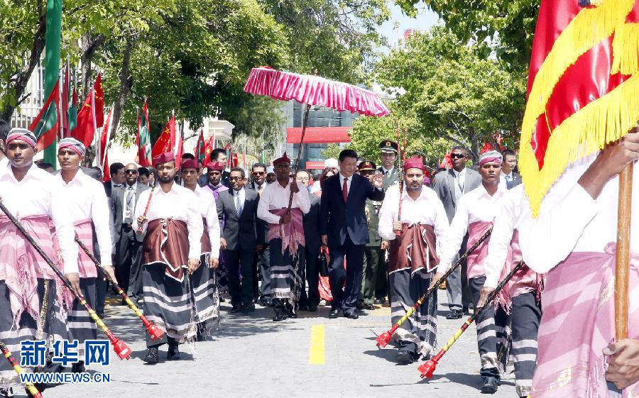 9月15日，國家主席習(xí)近平同馬爾代夫總統(tǒng)亞明在馬累舉行會談。會談前，亞明在共和國廣場為習(xí)近平舉行歡迎儀式。 新華社記者 鞠鵬 攝