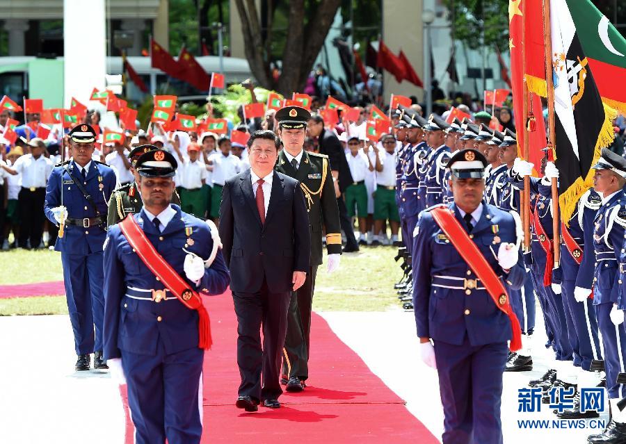 9月15日，國家主席習(xí)近平同馬爾代夫總統(tǒng)亞明在馬累舉行會談。會談前，亞明在共和國廣場為習(xí)近平舉行歡迎儀式。 新華社記者 馬占成 攝 