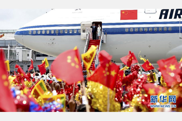 9月16日，國家主席習(xí)近平抵達(dá)科倫坡，開始對斯里蘭卡進(jìn)行國事訪問。這是習(xí)近平和夫人彭麗媛向歡迎群眾揮手致意。 新華社記者馬占成攝 