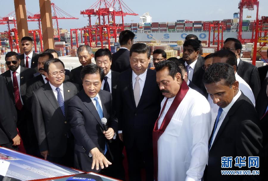 9月17日，國家主席習(xí)近平在斯里蘭卡總統(tǒng)拉賈帕克薩陪同下，考察中斯重要合作項目&mdash;&mdash;科倫坡港南集裝箱碼頭。 新華社記者 鞠鵬 攝