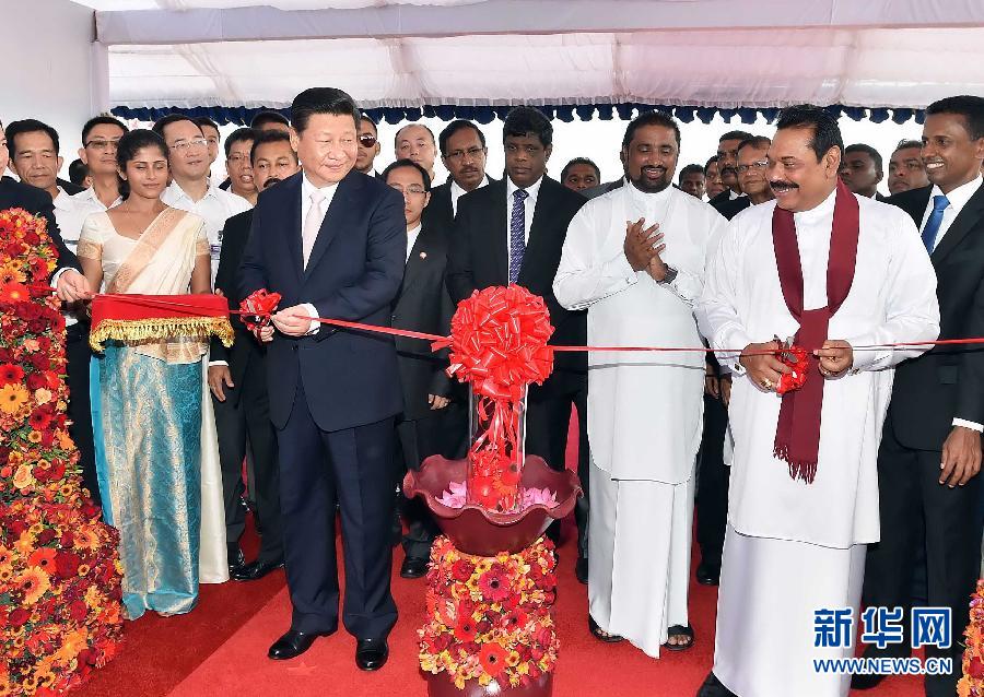 9月17日，國家主席習(xí)近平在斯里蘭卡總統(tǒng)拉賈帕克薩陪同下考察中斯港口合作項目。這是習(xí)近平和拉賈帕克薩為港口城開工剪彩。 新華社記者李濤 攝