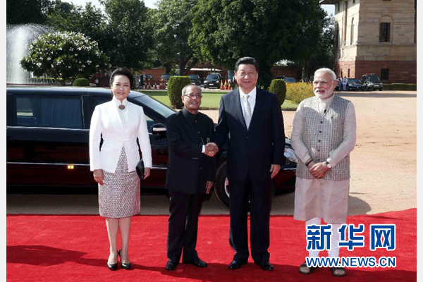 9月18日，國家主席習(xí)近平出席印度總統(tǒng)慕克吉在總統(tǒng)府舉行的隆重歡迎儀式。這是儀式前，習(xí)近平與慕克吉親切握手。 新華社記者 鞠鵬 攝