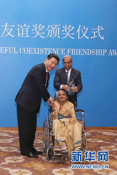 9月19日，國家主席習(xí)近平在新德里會(huì)見印度友好人士、友好團(tuán)體代表，并頒發(fā)和平共處五項(xiàng)原則友誼獎(jiǎng)，表彰他們長期致力于中印友好事業(yè)。新華社記者龐興雷攝 