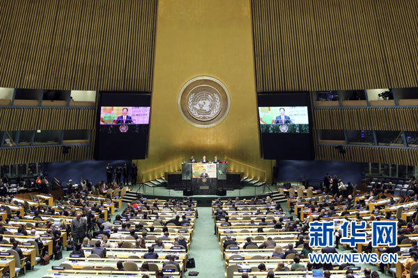 9月23日，國(guó)家主席習(xí)近平特使、國(guó)務(wù)院副總理張高麗在紐約聯(lián)合國(guó)總部出席聯(lián)合國(guó)氣候峰會(huì)，在峰會(huì)全會(huì)上發(fā)表題為《凝聚共識(shí)　落實(shí)行動(dòng)構(gòu)建合作共贏的全球氣候治理體系》的講話。 新華社記者 殷博古 攝
