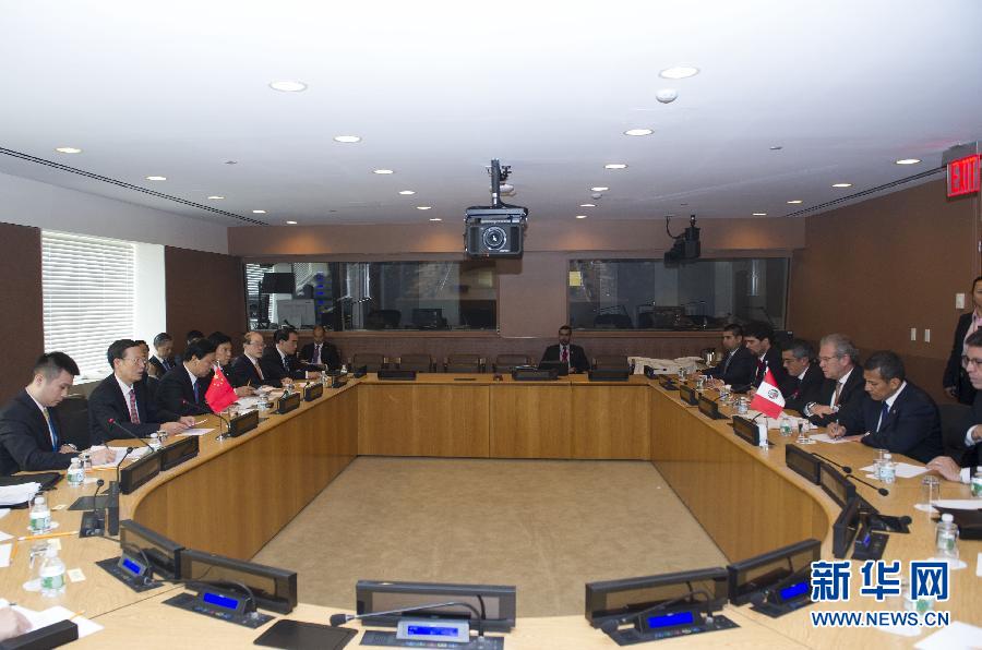 9月23日，出席聯(lián)合國氣候峰會的國家主席習近平特使、國務院副總理張高麗在紐約聯(lián)合國總部會見秘魯總統(tǒng)烏馬拉。 新華社記者 王曄 攝 