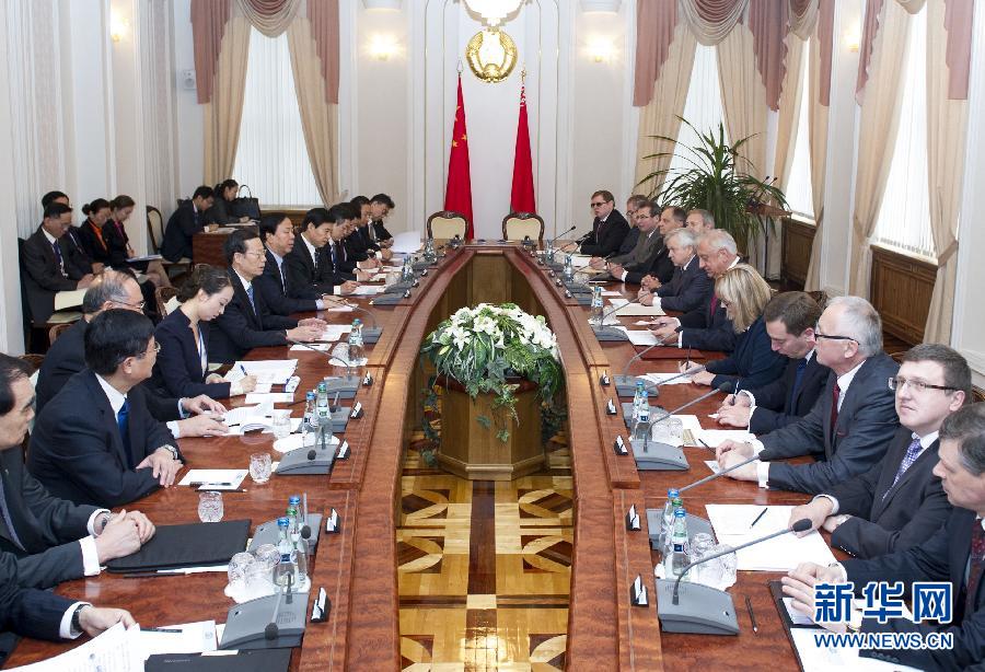  9月27日，應(yīng)邀訪問白俄羅斯的國務(wù)院副總理張高麗在明斯克同白俄羅斯總理米亞斯尼科維奇舉行會談。 新華社記者王曄攝