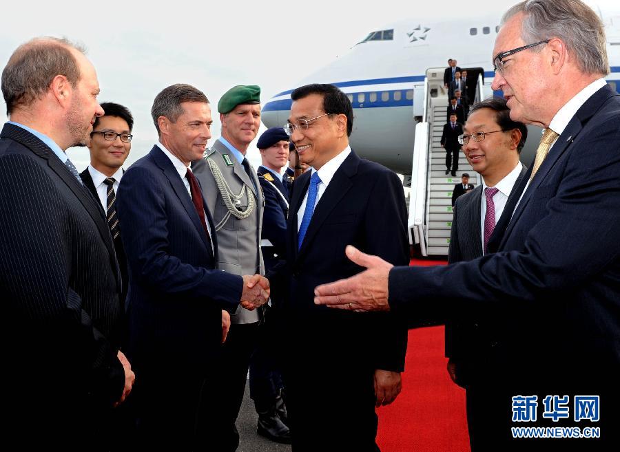 10月9日，國務(wù)院總理李克強抵達(dá)柏林開始對德國進行正式訪問。德國政府高級官員到機場迎接。 新華社記者 饒愛民 攝