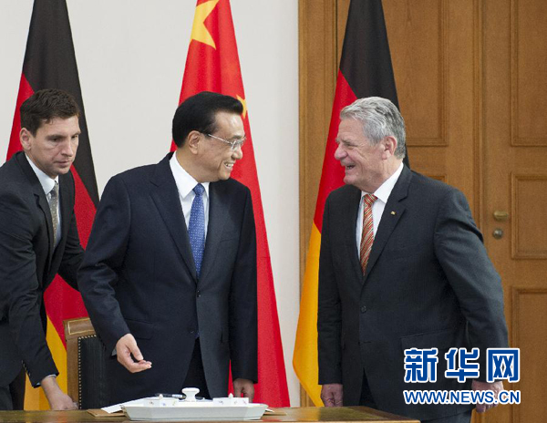 10月10日，國(guó)務(wù)院總理李克強(qiáng)在柏林會(huì)見德國(guó)總統(tǒng)高克。這是李克強(qiáng)總理與高克總統(tǒng)親切交談。 新華社記者 王曄 攝 