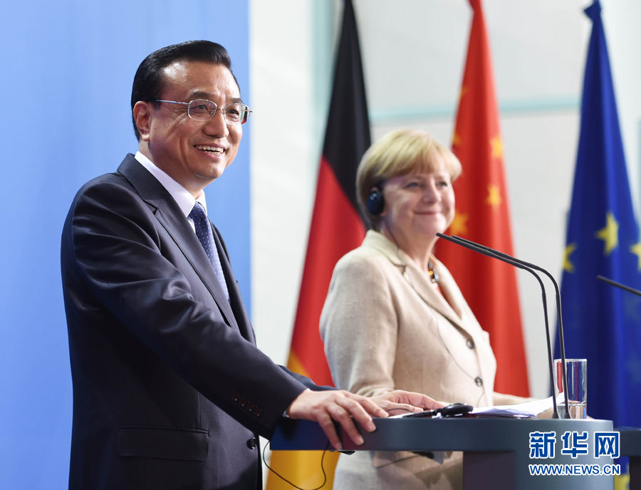 10月10日，國務(wù)院總理李克強(qiáng)在柏林與德國總理默克爾圓滿結(jié)束第三輪中德政府磋商后共同會見記者。 新華社記者 李學(xué)仁 攝 