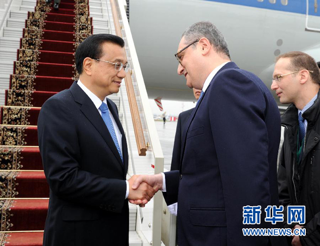 10月12日，中國(guó)國(guó)務(wù)院總理李克強(qiáng)乘專(zhuān)機(jī)抵達(dá)莫斯科，開(kāi)始對(duì)俄羅斯進(jìn)行正式訪問(wèn)并舉行中俄總理第十九次定期會(huì)晤。俄羅斯聯(lián)邦政府高級(jí)官員到機(jī)場(chǎng)迎接李克強(qiáng)總理。新華社記者 饒愛(ài)民 攝