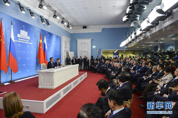 10月13日，國(guó)務(wù)院總理李克強(qiáng)在莫斯科與俄羅斯總理梅德韋杰夫圓滿結(jié)束中俄總理第十九次定期會(huì)晤后共同會(huì)見記者。 新華社記者李學(xué)仁攝