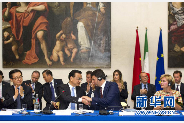 10月14日，中國國務(wù)院總理李克強(qiáng)在羅馬巴爾貝里尼宮與意大利總理倫齊共同會(huì)見中意企業(yè)家委員會(huì)委員及企業(yè)家代表并致辭。 新華社記者謝環(huán)馳 攝 