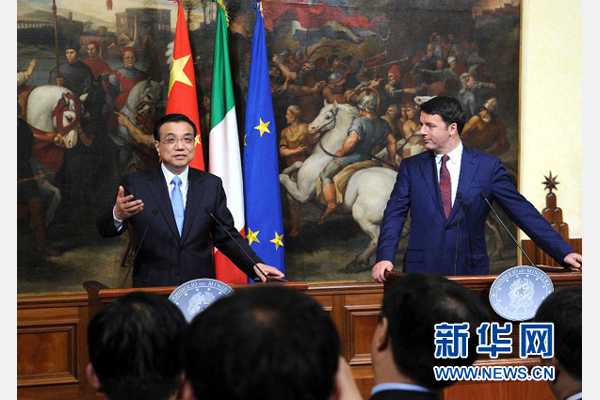 10月14日，中國國務院總理李克強與意大利總理倫齊在羅馬舉行會談后共同會見記者。 新華社記者 饒愛民 攝 