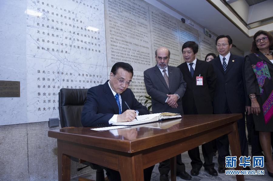 10月15日，中國(guó)國(guó)務(wù)院總理李克強(qiáng)在羅馬會(huì)見聯(lián)合國(guó)糧農(nóng)組織總干事格拉齊亞諾。這是李克強(qiáng)抵達(dá)后在貴賓簿上簽字。 新華社記者 王曄 攝