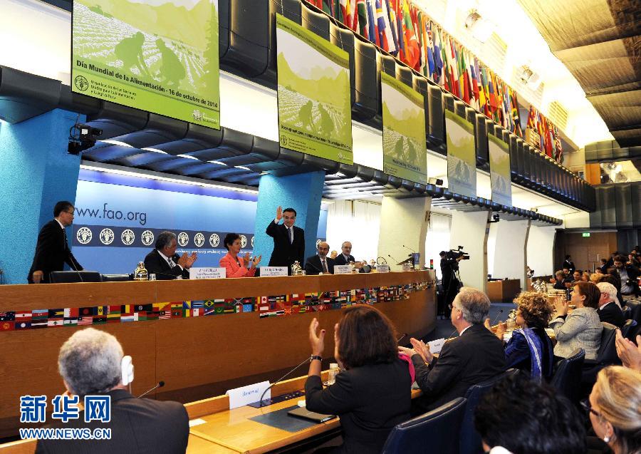 10月15日，中國國務院總理李克強在格拉齊亞諾總干事的陪同下在位于羅馬的聯(lián)合國糧農組織總部發(fā)表演講。 新華社記者 饒愛民 攝 