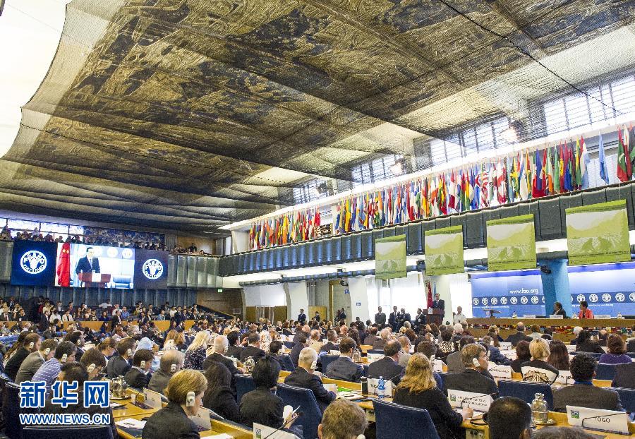 10月15日，中國國務院總理李克強在格拉齊亞諾總干事的陪同下在位于羅馬的聯(lián)合國糧農組織總部發(fā)表演講。 新華社記者 王曄 攝 