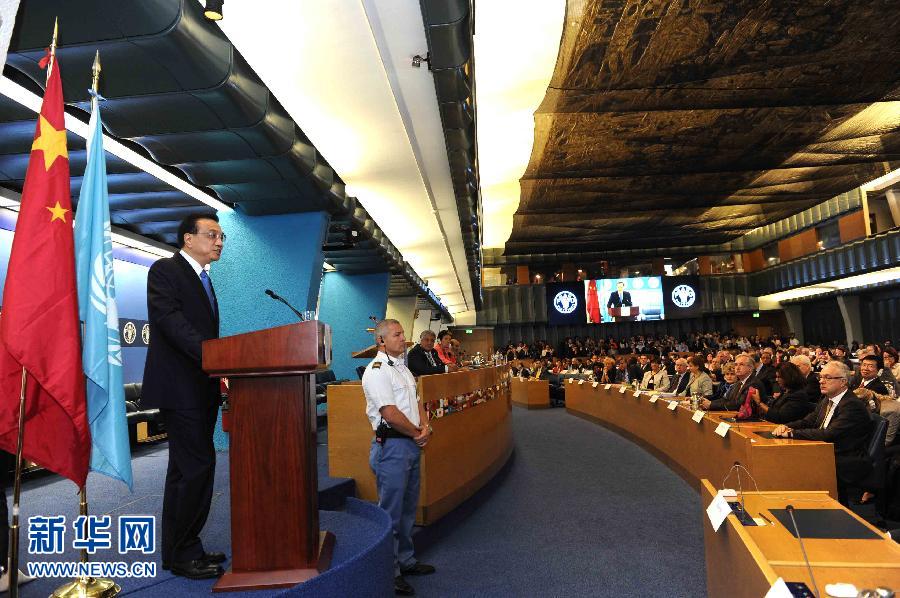 10月15日，中國國務院總理李克強在格拉齊亞諾總干事的陪同下在位于羅馬的聯(lián)合國糧農組織總部發(fā)表演講。 新華社記者 饒愛民 攝 