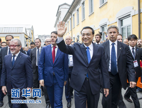 10月16日，中國(guó)國(guó)務(wù)院總理李克強(qiáng)在米蘭與意大利總理倫齊共同出席第五屆中意創(chuàng)新合作周大會(huì)并致辭。這是李克強(qiáng)抵達(dá)位于米蘭理工大學(xué)的會(huì)場(chǎng)。新華社記者王曄攝