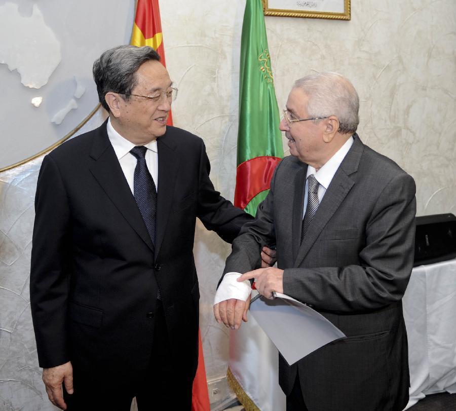 11月1日，正在阿爾及利亞進(jìn)行正式友好訪問的全國(guó)政協(xié)主席俞正聲在阿爾及爾與阿民族院議長(zhǎng)本&middot;薩拉赫舉行會(huì)談。這是俞正聲親切詢問本&middot;薩拉赫的手傷情況。新華社記者 張鐸 攝 