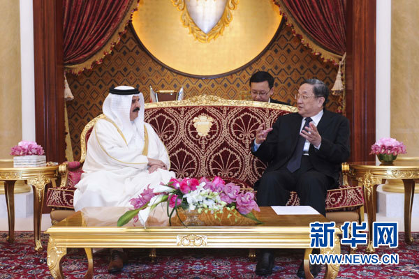 11月6日，正在巴林進(jìn)行正式友好訪問的全國政協(xié)主席俞正聲在麥納麥會見巴林國王哈馬德。 新華社記者 張鐸 攝
