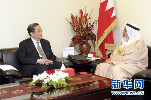 11月6日，正在巴林進(jìn)行正式友好訪問的全國政協(xié)主席俞正聲在麥納麥會見巴林國民議會議長兼眾議長扎赫拉尼。 新華社記者 張鐸 攝