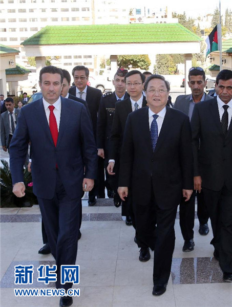 11月9日，正在約旦進(jìn)行正式友好訪問的全國政協(xié)主席俞正聲在安曼會(huì)見約旦眾議院代議長薩法迪。 新華社記者 劉衛(wèi)兵 攝 