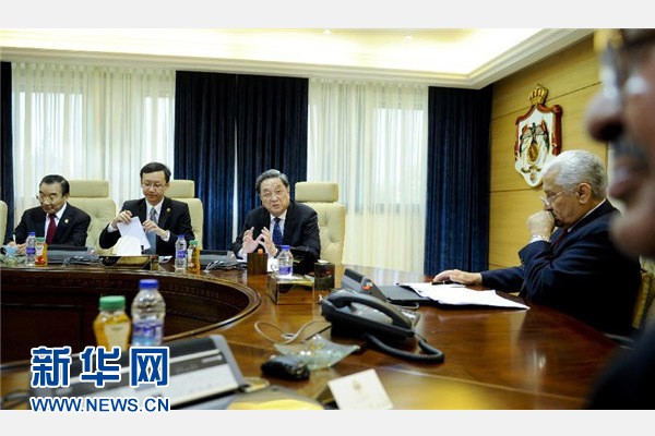 11月9日，正在約旦進(jìn)行正式友好訪問的全國政協(xié)主席俞正聲在安曼會(huì)見約旦首相恩蘇爾。 新華社記者 張鐸 攝 