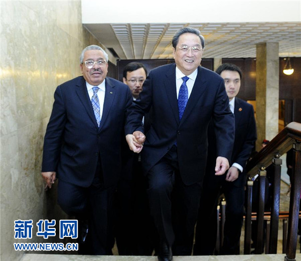 11月9日，正在約旦進(jìn)行正式友好訪問的全國政協(xié)主席俞正聲在安曼與約旦參議長拉瓦比德進(jìn)行會(huì)談。這是會(huì)談前，俞正聲與拉瓦比德攜手步入會(huì)場(chǎng)。新華社記者 張鐸 攝 