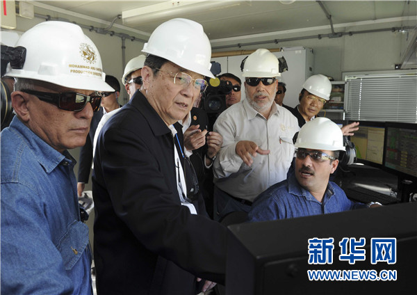 11月8日，正在約旦進(jìn)行正式友好訪問的全國政協(xié)主席俞正聲在安曼參觀阿拉伯鉀肥公司。這是俞正聲在采鹽船上仔細(xì)詢問開采情況。 新華社記者 張鐸 攝